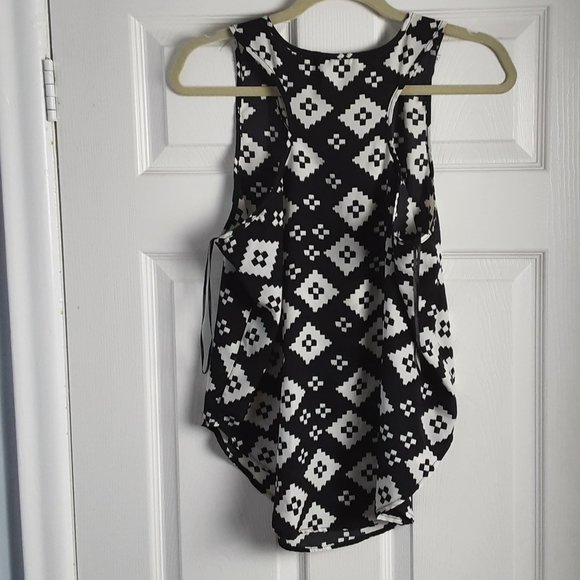 NWOT Olive & Oak Black and White Tank Size M - Picture 2 of 4